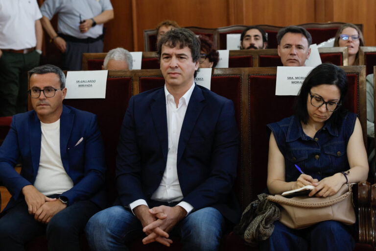 El hermano de Pedro Sánchez se sienta en el banquillo en España por tráfico de influencias