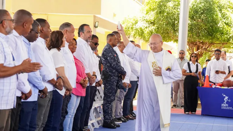 El INEFI entregó un modeno polideportivo techado al Politécnico San Miguel Fe y Alegría de San Juan de la Maguana