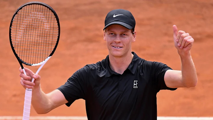 El italiano Jannik Sinner alcanzó las semifinales en Roma y despojó a Novak Djokovic de uno de sus numerosos récords