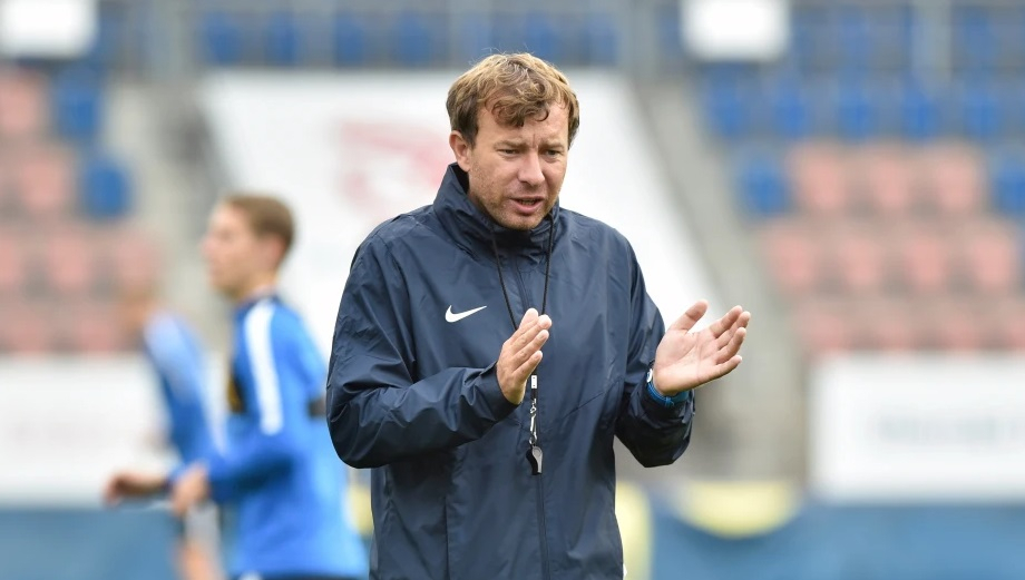 Entrenador de fútbol femenino vetado de por vida por UEFA tras filmar a jugadoras en el vestuario