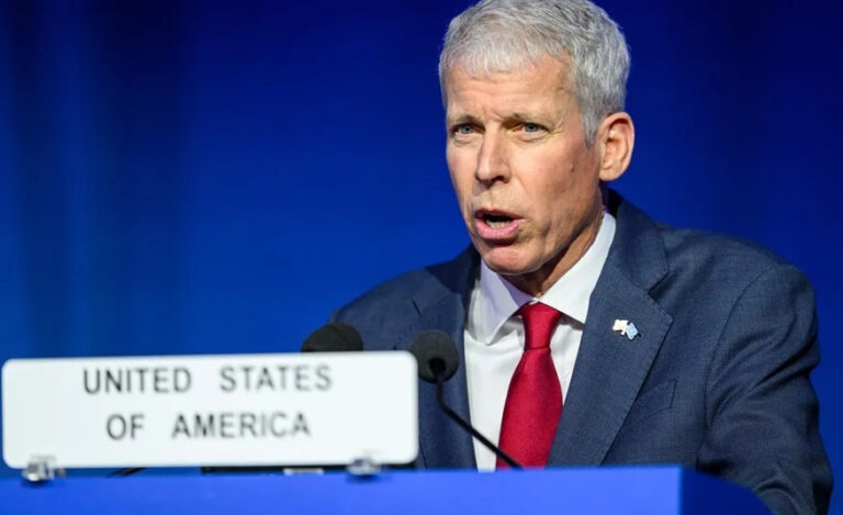 Estados Unidos considera suspender impuesto a la gasolina ante alza de precios por guerra con Irán