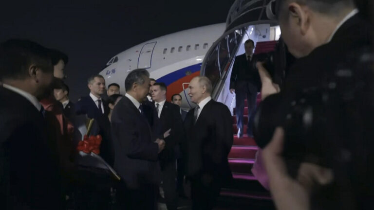 Guardia de honor y alfombra roja: Putin aterriza en Pekín