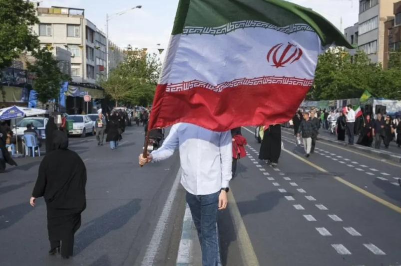 Irán estudia la propuesta estadounidense mientras Trump amenaza con más ataques