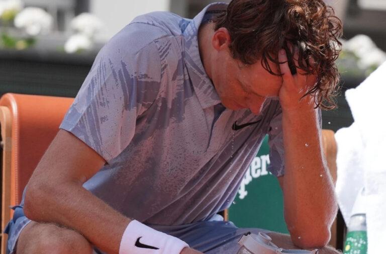 Jannik Sinner sufre mareos por ola de calor y cae en 2da ronda del Abierto de Francia