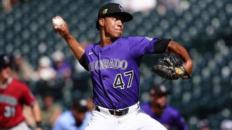 Juan Mejía salva el juego en triunfo de los Rockies 9-7 en extrainning ante los Filis