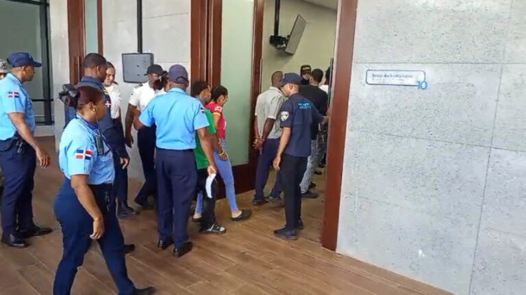 Justicia aplaza coerción contra Masha y otros dos acusados de armas ilegales