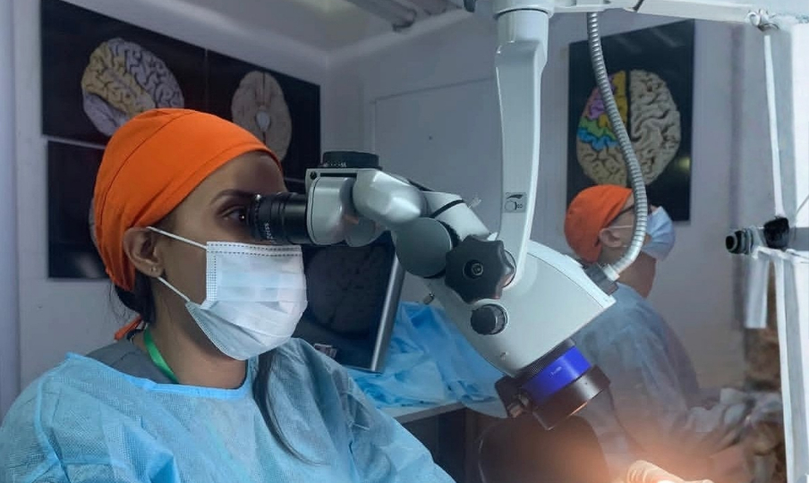 Karina Familia, orgullo dominicano en uno de los sistemas médicos más exigentes del mundo