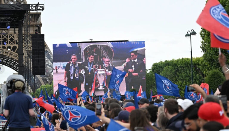 La capital francesa acoge el desfile del Paris Saint-Germain tras los enfrentamientos la víspera