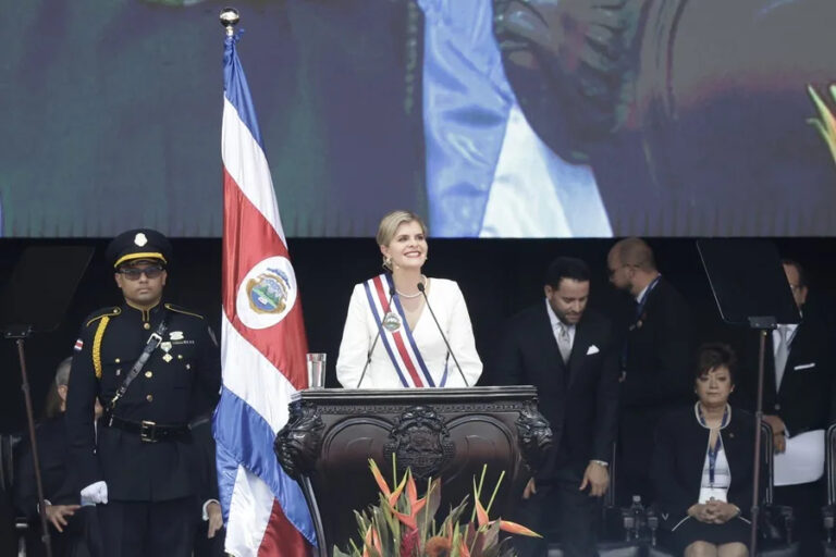 Laura Fernández jura como presidenta de Costa Rica y anuncia «mano dura»
