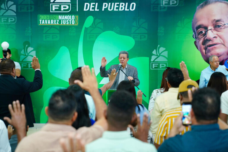 Leonel juramenta en la FP amplio grupo de dirigentes magisteriales y afirma que la educación será su prioridad