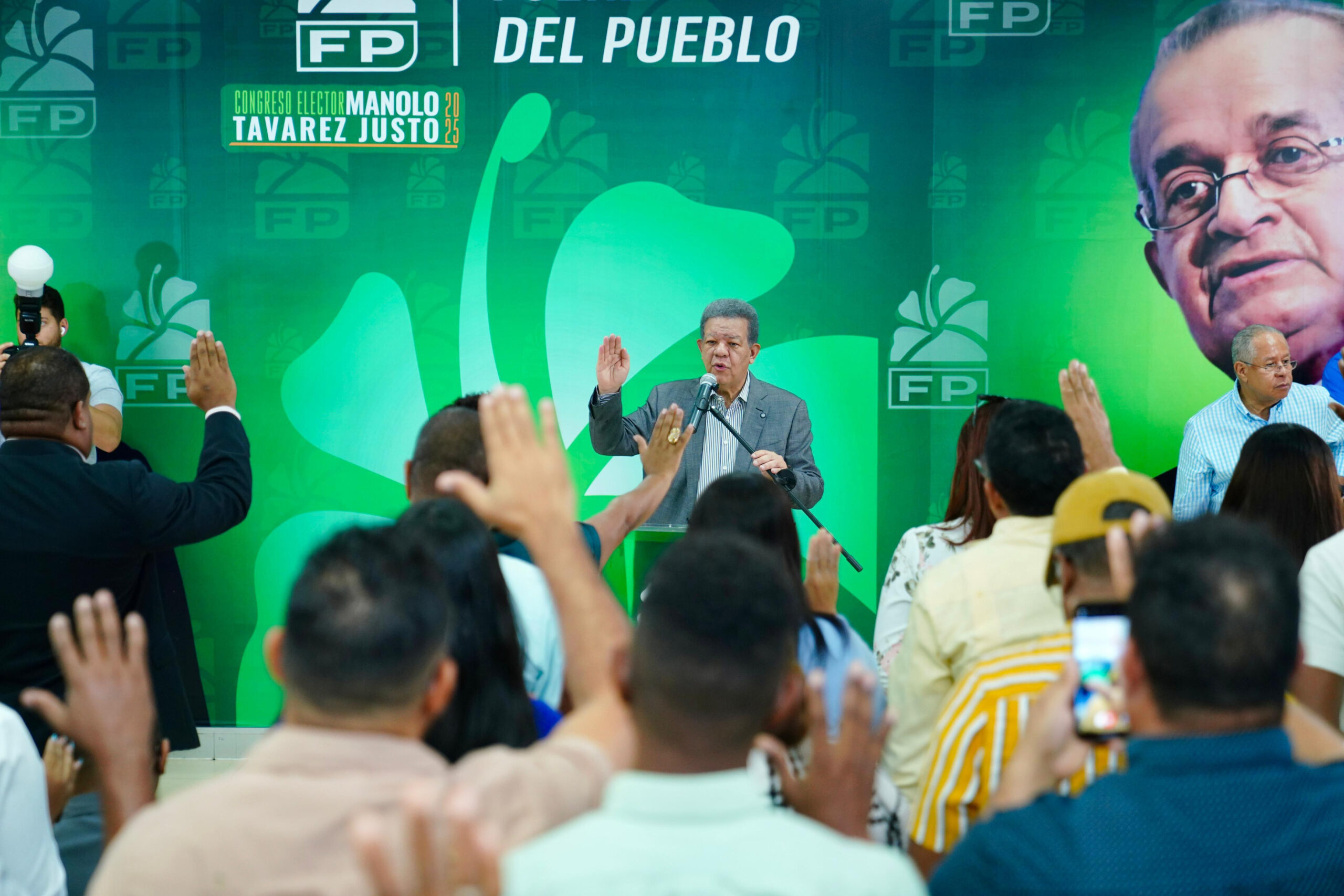 Leonel juramenta en la FP amplio grupo de dirigentes magisteriales y afirma que la educación será su prioridad
