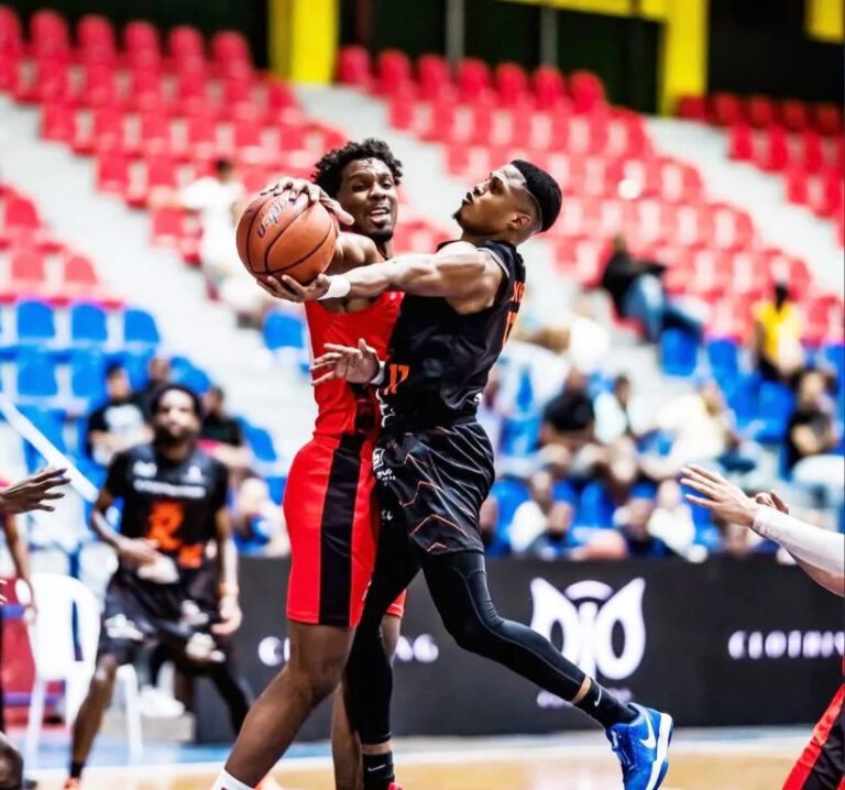 Leones consigue tercera victoria al doblegar a los Reales en LNB