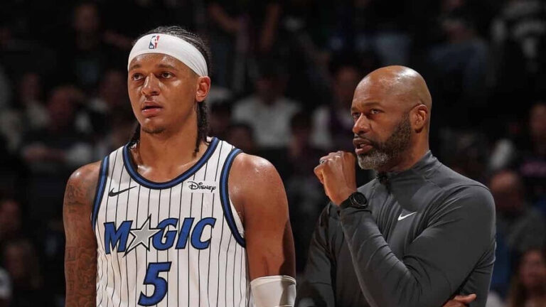 Los Magic despiden a su entrenador tras eliminación en playoffs de la NBA