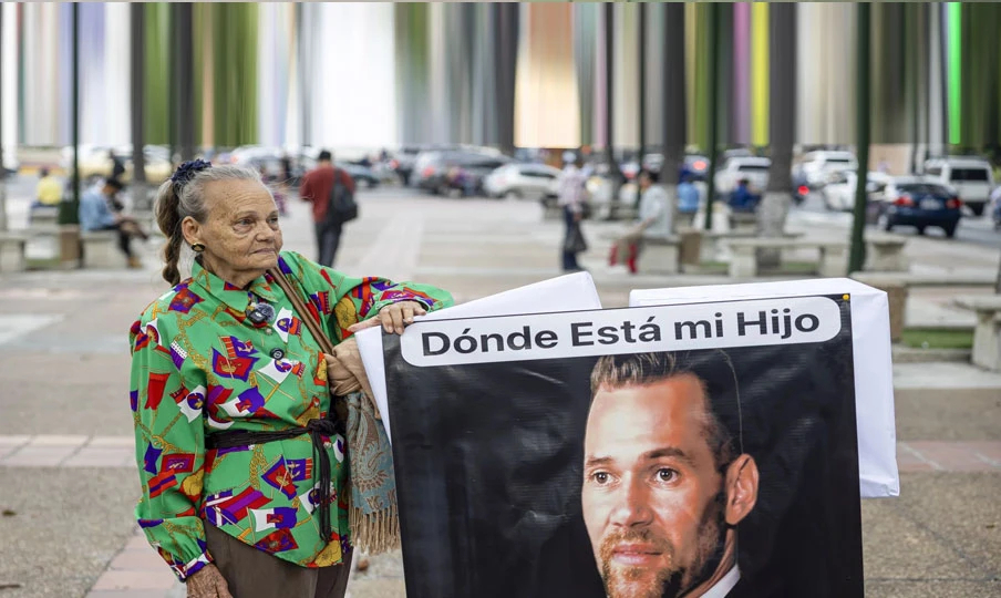 Madre de detenido en paradero desconocido en Venezuela exige conocer si su hijo está vivo