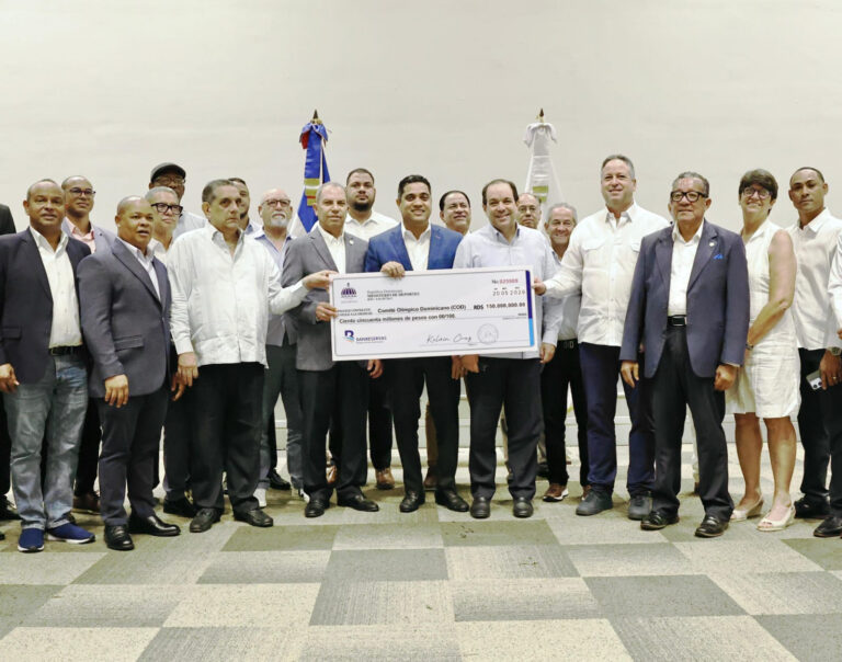 Ministro Kelvin Cruz entrega al COD partida que completa RD$893 millones para preparación de atletas rumbo a los Centroamericanos