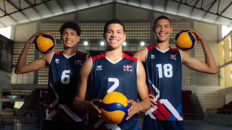 Moisés Ortiz rompe esquemas en Peravia y apuesta por el voleibol pese a su imponente estatura de 7’2”