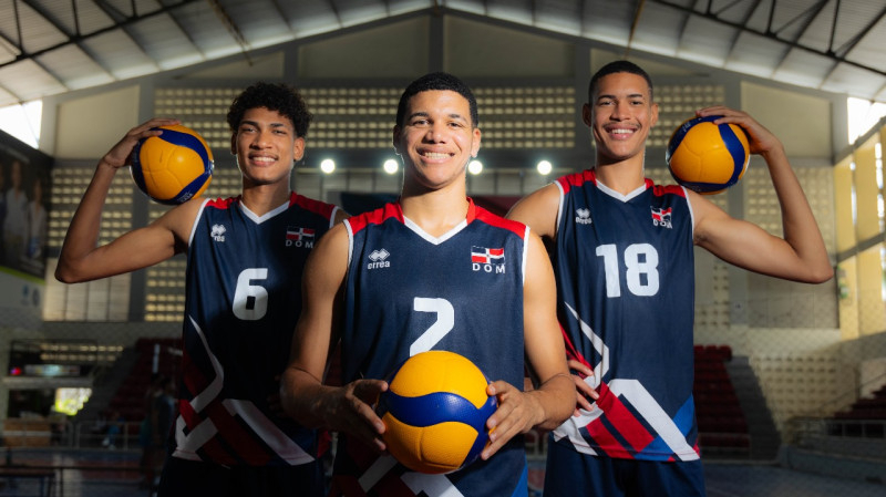 Moisés Ortiz rompe esquemas en Peravia y apuesta por el voleibol pese a su imponente estatura de 7’2”