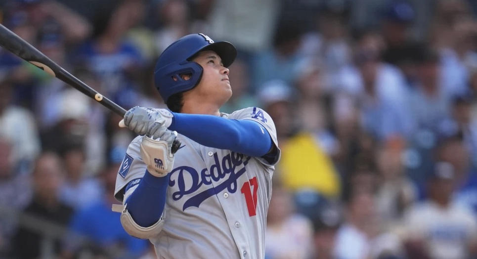 Ohtani pega jonrón al 1er lanzamiento y lanza 5 sólidas entradas en triunfo de Dodgers ante Padres