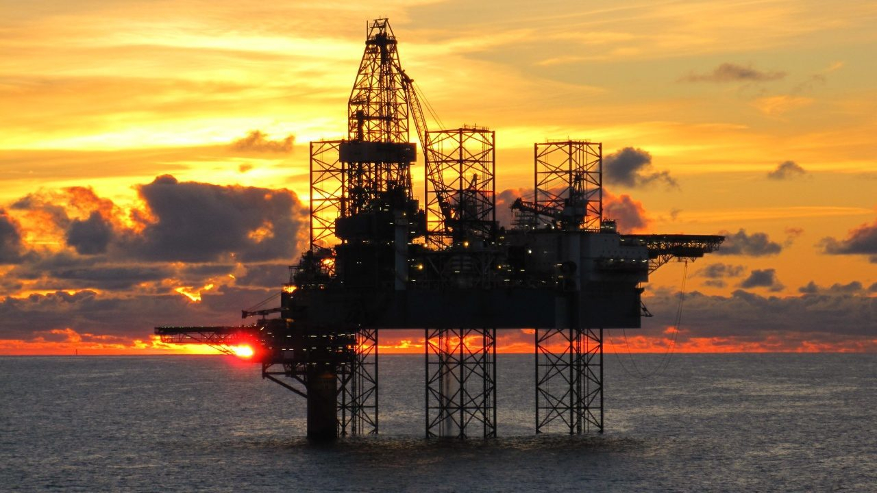 Petróleo cae casi 3% tras señales de estabilidad en el estrecho de Ormuz