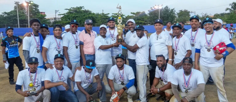 Plafoneros dominan final extendida y se coronan campeones del Clásico Ángel Medina de Softbol B