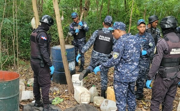 Policía desmantela mega laboratorio clandestino de alcohol adulterado en Bahoruco