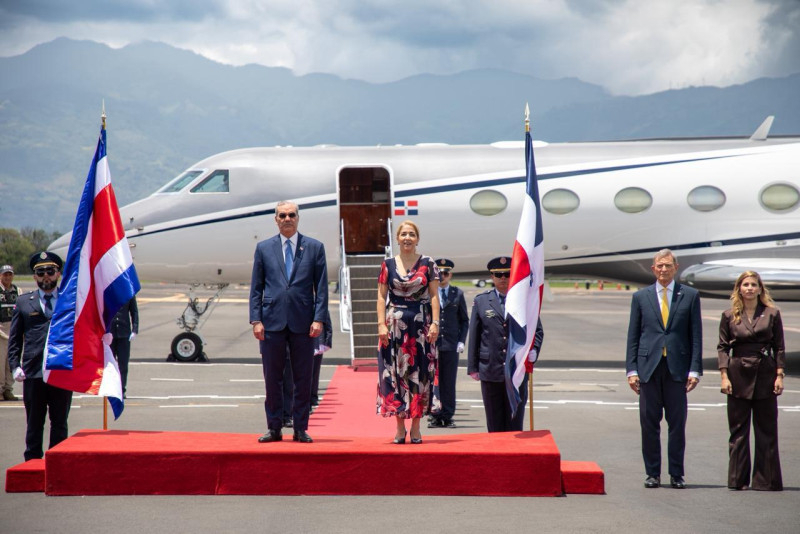 Presidente Abinader arriba Costa Rica para participar en actos de toma de posesión de Laura Fernández