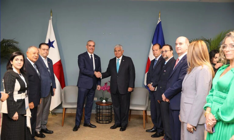 Presidente Abinader sostiene encuentro con líderes empresariales panameños para ampliar oportunidades de inversión