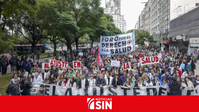 Profesionales de la salud pública protestan en Argentina contra el ajuste de Milei