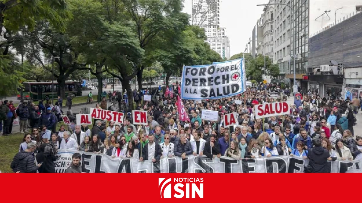 Profesionales de la salud pública protestan en Argentina contra el ajuste de Milei