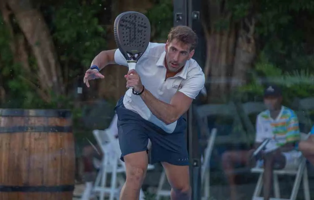 Puntacana Resort recibe al jugador profesional de pádel Álex Ruiz en el Oscar de la Renta Tennis Center