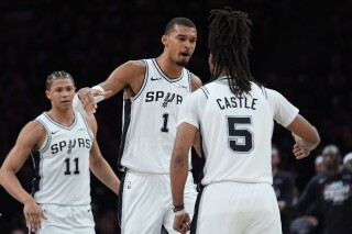 San Antonio Spurs avanzó a la final de la Conferencia Oeste mientras que Detroit y Clevland van a un juego decisivo el domingo