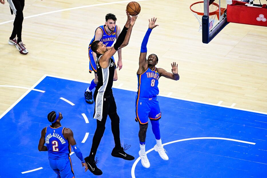 San Antonio Spurs tomó la delantera en la final de la Conferencia Oeste de la NBA tras derrotar en dos tiempos extras a Oklahoma City