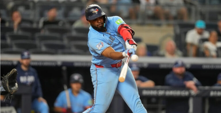 Springer pega jonrón y Azulejos limitan a Yankees a 3 hits para vencerlos por 2-0