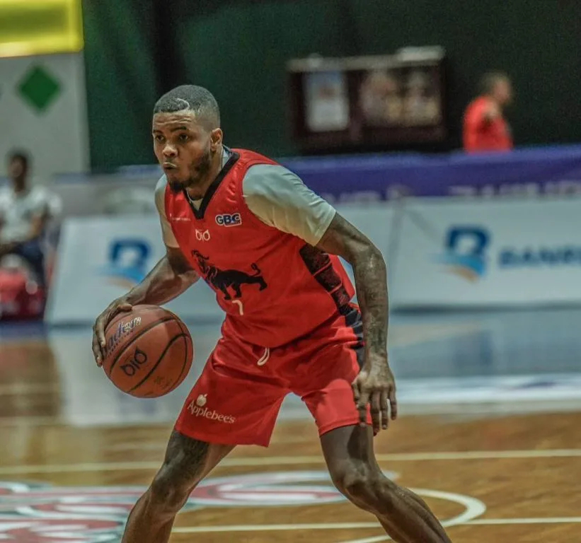 Tapeo de Kerry Richardson lleva a los Leones a un triunfo sobre Titanes