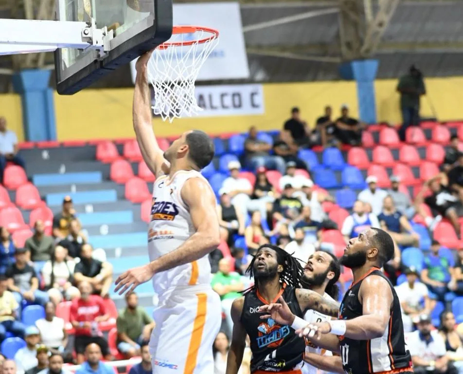 Titanes avanzan a la fase de eliminación tras una victoria de infarto en Moca