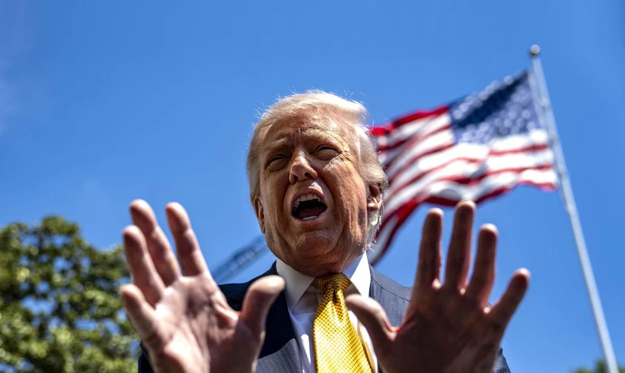 Trump llama “tonta” a reportera que indagó por costo del salón de baile de la Casa Blanca