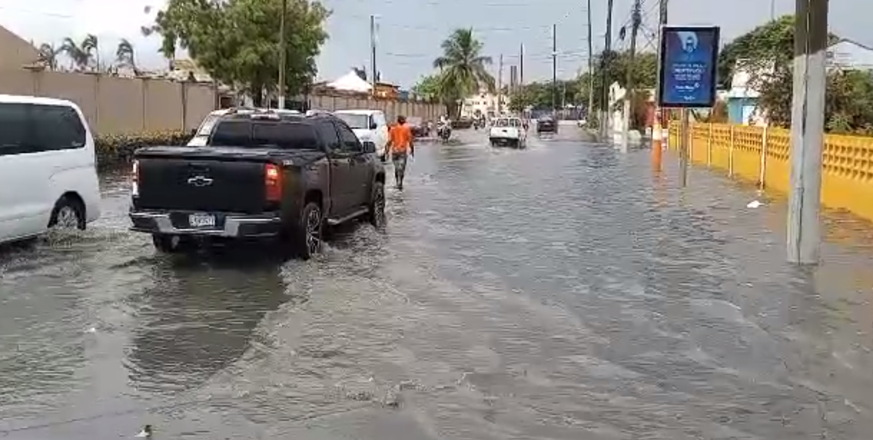 Vaguada y vientos cálidos generarán lluvias y mantienen provincias bajo alerta verde