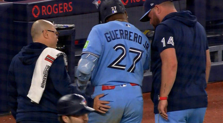 Vladimir Guerrero Jr. abandonó el partido del domingo luego de recibir un pelotazo en el codo derecho