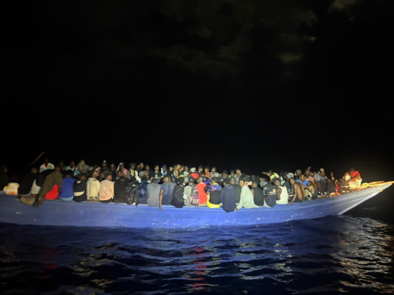 A bordo de la desesperación: EE. UU. rescata a 240 haitianos de una embarcación al borde del naufragio