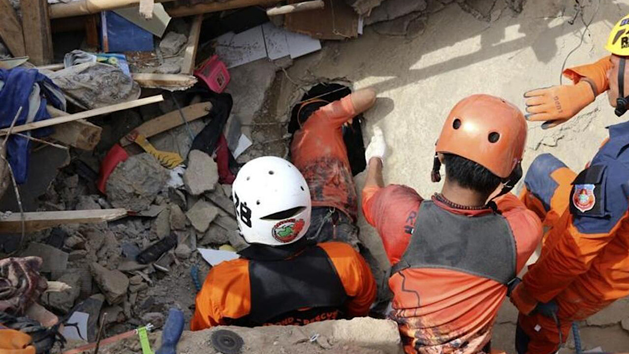 Aceleran en Venezuela trabajos de búsquedas y rescates en busca de supervivientes entre escombros