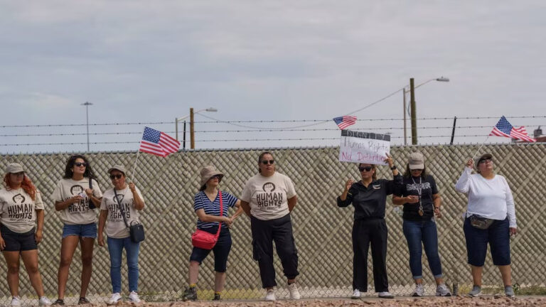 Acusan al mayor centro de detención de inmigrantes de Estados Unidos de abusos y negligencia médica
