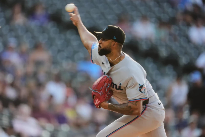 Alcántara mejora a 6-0 en junio, López jonronea en triunfo de los Marlins