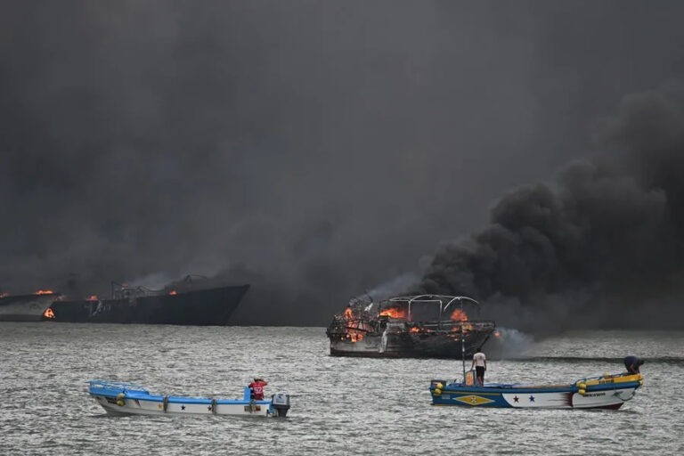 Ascienden a 35 las embarcaciones afectadas por un incendio en el puerto ecuatoriano de Manta