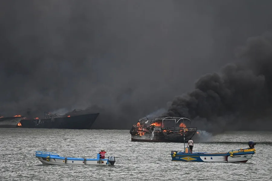 Ascienden a 35 las embarcaciones afectadas por un incendio en el puerto ecuatoriano de Manta