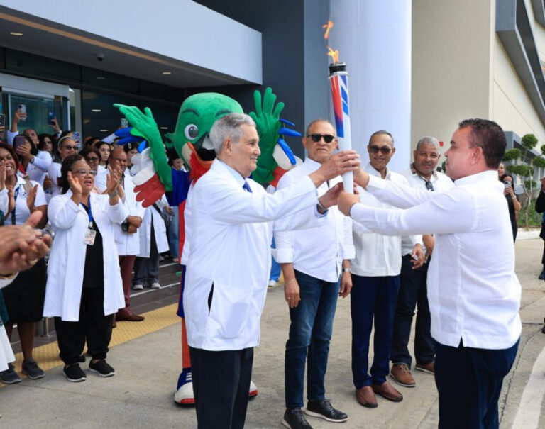 Atención médica gratuita para todos: SNS recibe emblema de los Juegos Centroamericanos y del Caribe 2026