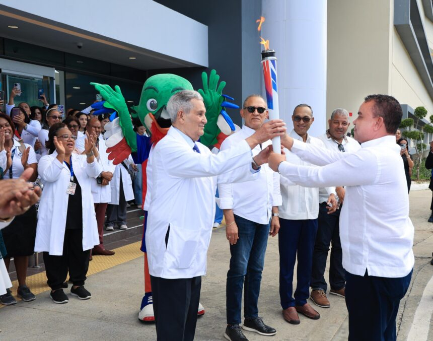 Atención médica gratuita para todos: SNS recibe emblema de los Juegos Centroamericanos y del Caribe 2026