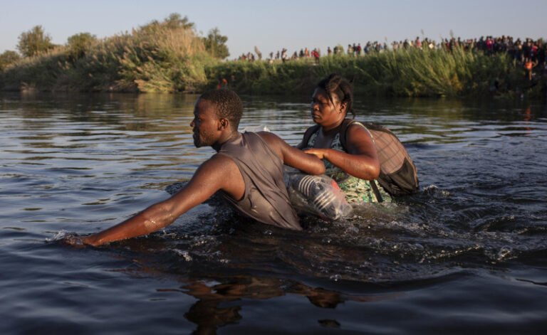 Autoridades de Jamaica arrestan 17 migrantes haitianos que llegaron en una embarcación