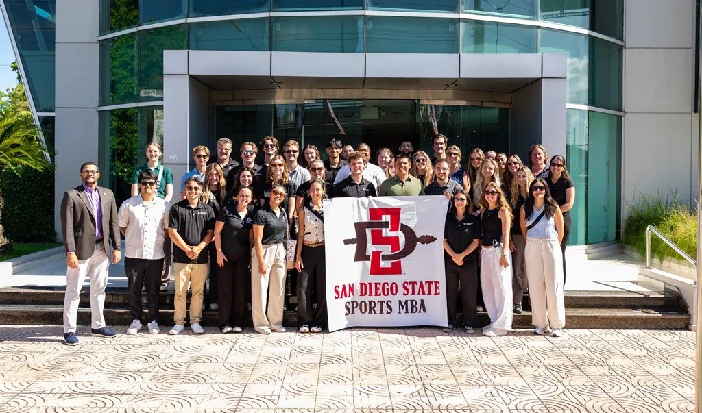 Banco BHD recibe estudiantes de la Universidad de San Diego para conocer alianza con MLB