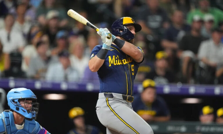 Cerveceros anotan 8 carreras al final y sorprenden a Rockies 9-7 en 10 entradas