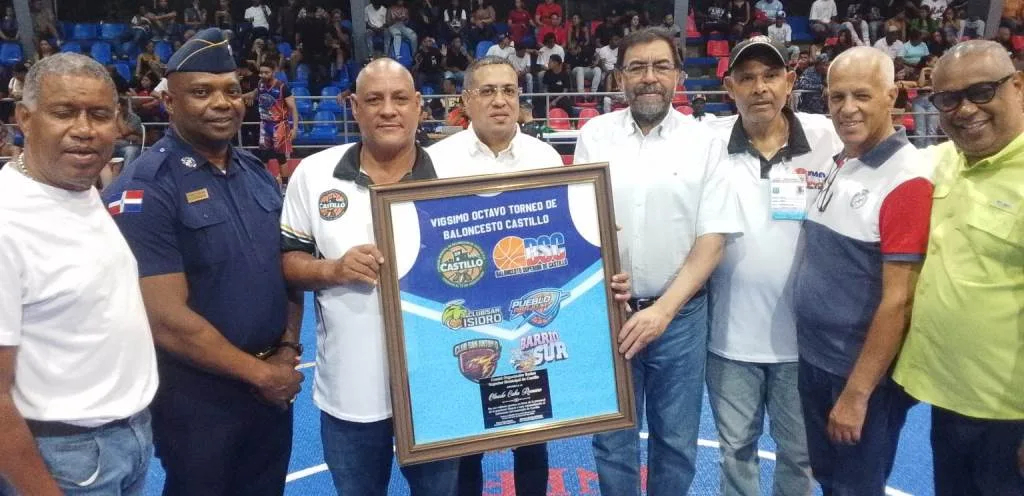 Comité organizador del Torneo de Baloncesto Municipal de Castillo reconoce a Olmedo Caba por su apoyo al deporte